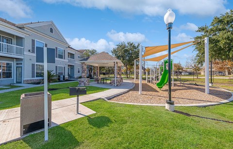 Dominium_Lakeside Pointe_Outdoor Picnic Pavilion & Playground